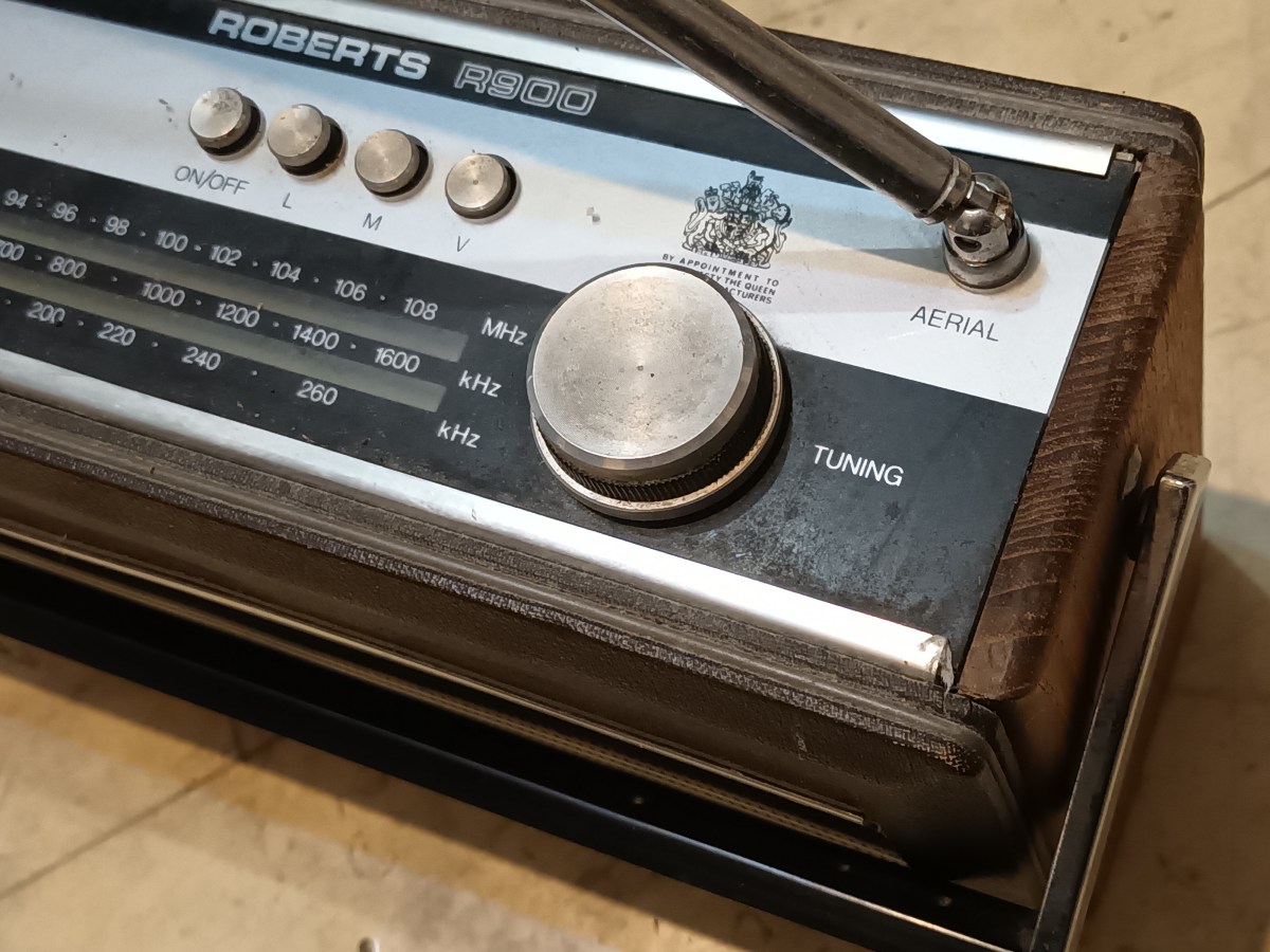 click to
enlarge The Roberts R900 use of the word aerial