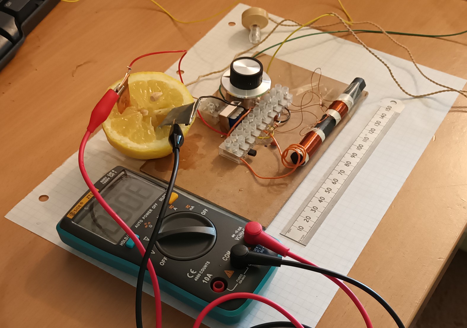 click to enlarge Angle
view of zinc-copper lemon battery powering a single ransitor
radio at 0.8 Volts