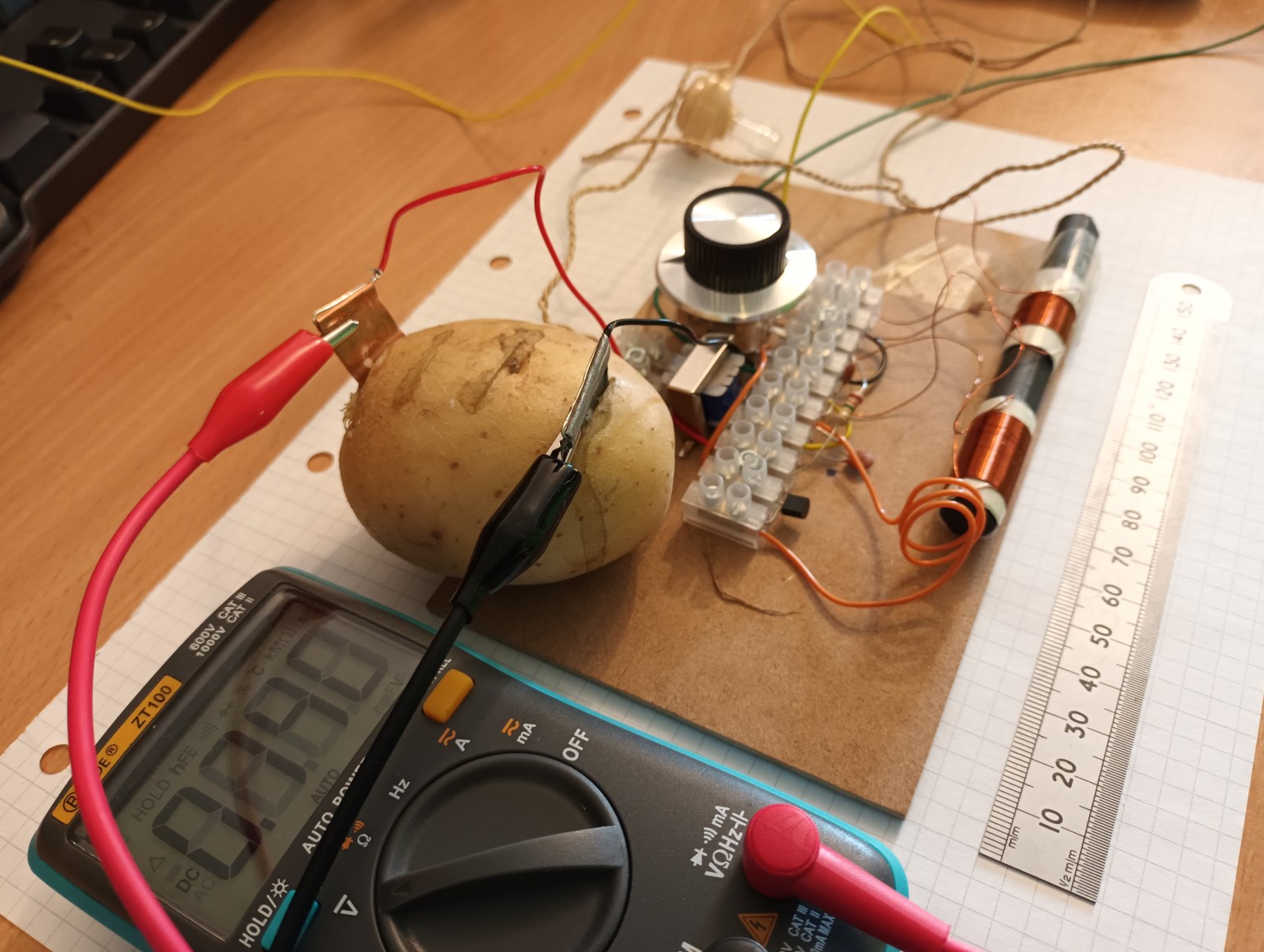 click to enlarge HJW
Electronics CBCSRK-1 transistor modification using a potato
battery