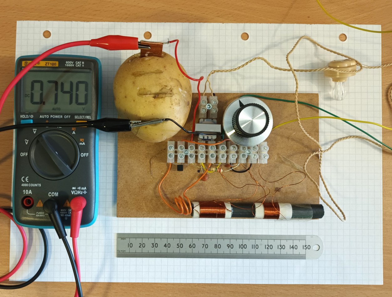 click to enlarge The
usefulcomponents.com single transistor radio powered by a
potato