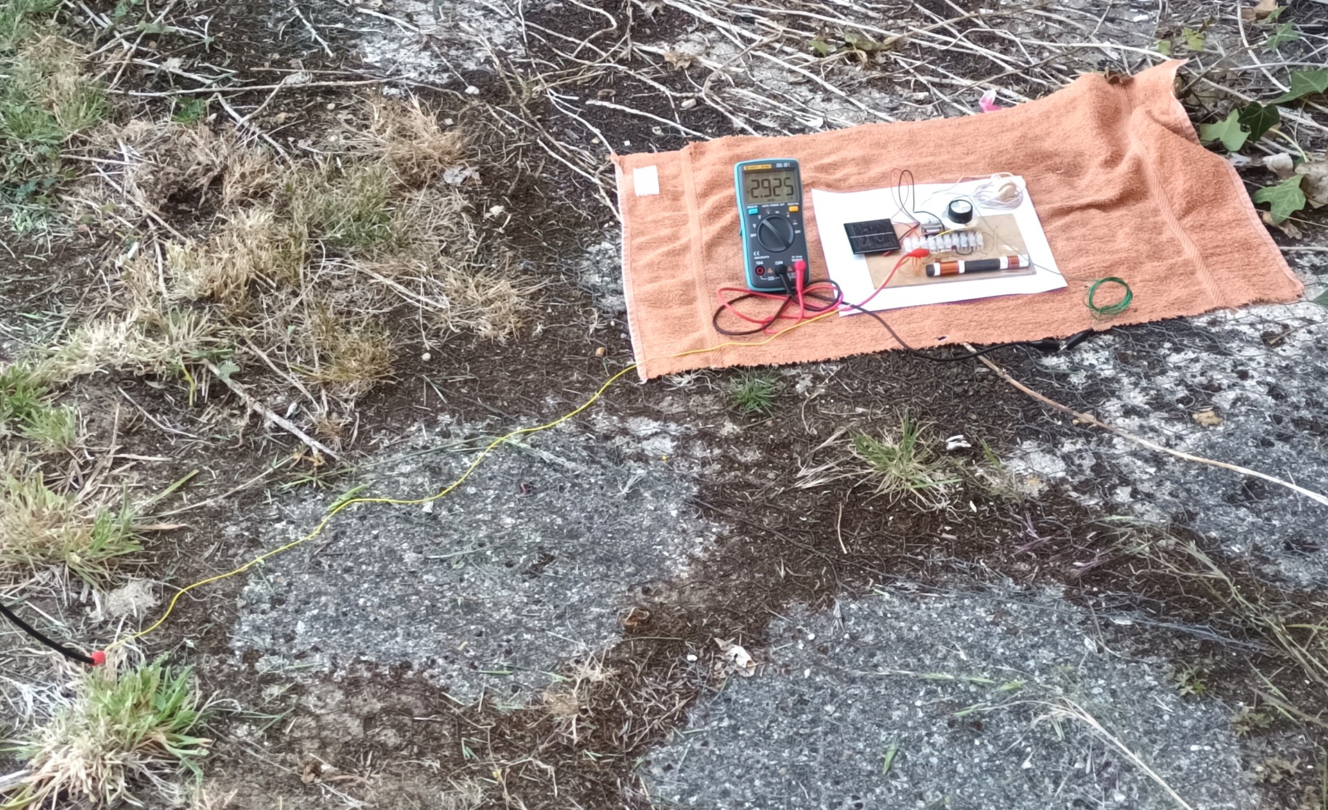 click to enlarge Solar
powered single transistor radio showing vertical antenna and
chicken wire earth connection