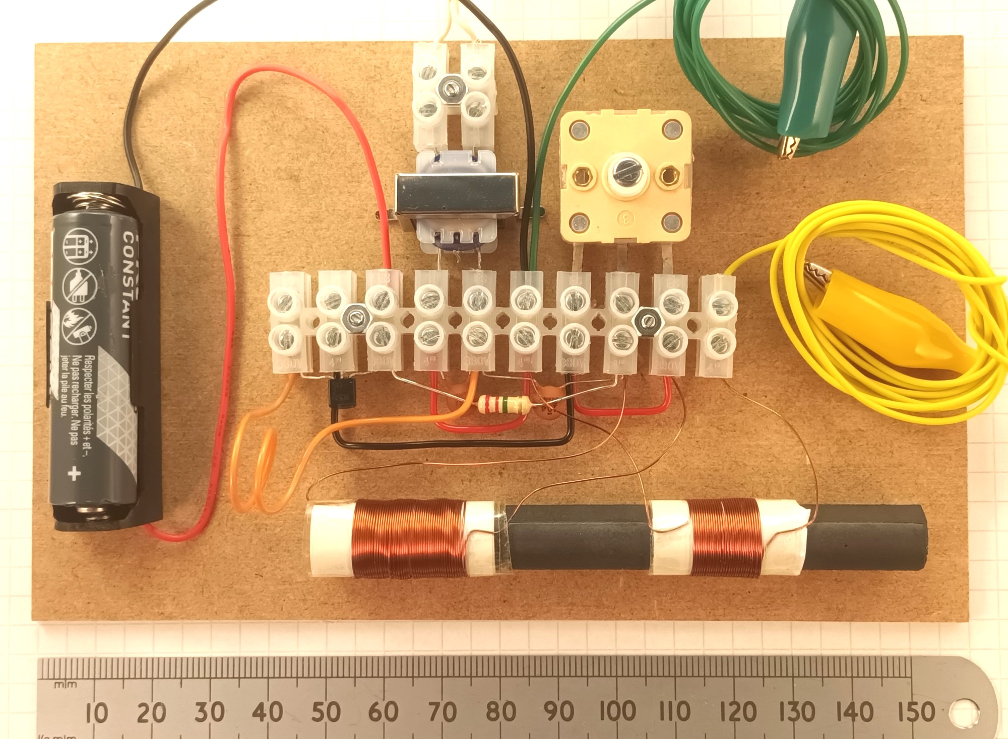 click to enlarge the
ferrite coil, battery, and ground and aerial wires in the HJW
Electronics single transistor radio adaptation
