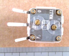 Variable capacitor
          trimmers set at mid capacitance